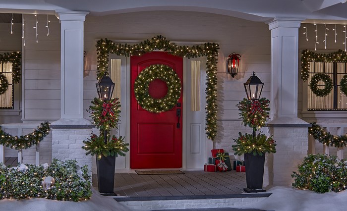 Outdoor christmas decor 2021